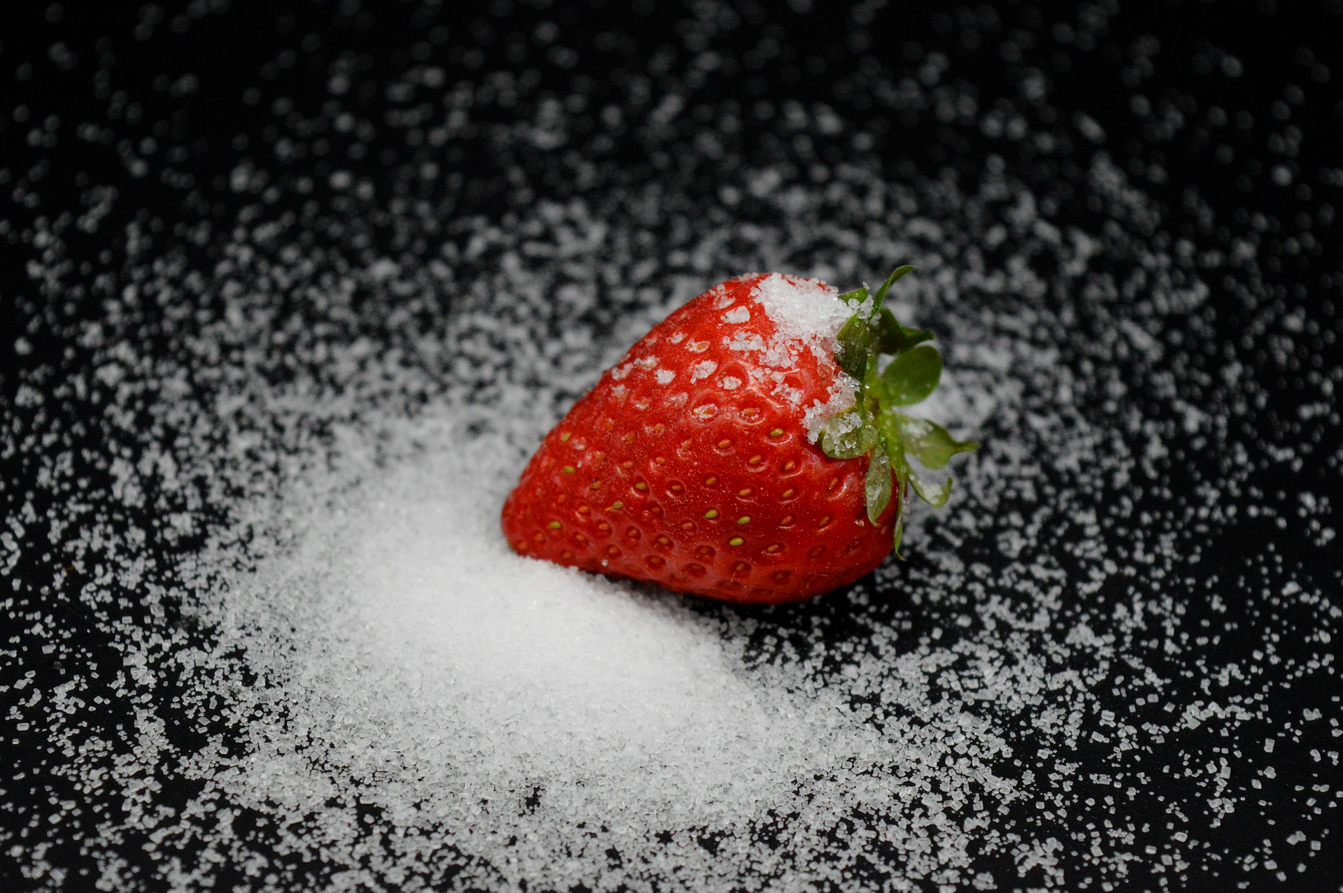 Сахар в ягодах и фруктах. Сахар в фруктах. Фрукты в сахаре. Плодовый сахар. Клубника с сахаром.