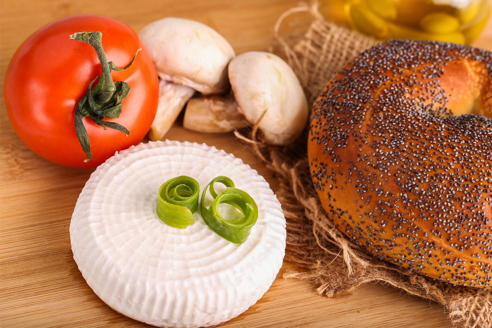 bagel tomato and onion